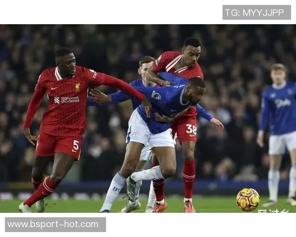 中超赛场惊现乌龙球引发争议里昂5-1逆袭拜仁全场沸腾