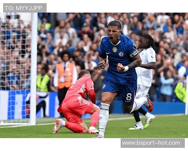 德甲激战：那不勒斯险胜多特蒙德帽子戏法引发争议判罚风波