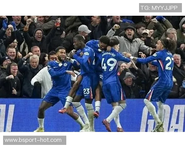 友谊赛精彩回顾:那不勒斯与切尔西1比1平局引发全场热烈反响